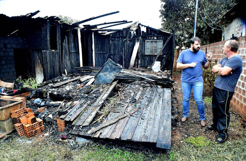 Família que teve residência destruída por incêndio é assistida pelo município